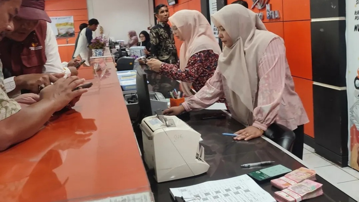 Ilustrasi penyaluran bantuan sosial atau bansos kepada KPM.
