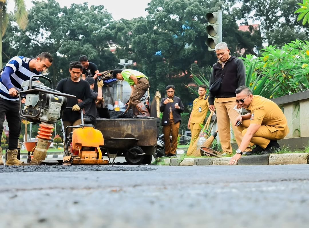 Wakil Wali Kota Bogor Jenal Mutaqin bersama timnya menambal jalan berlubang di sejumlah titik.