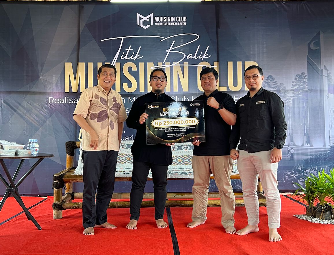 Pendiri Muhsinin Club, Dewa Eka Prayoga menyerahkan sedekah sebesar Rp250 juta kepada Yayasan Kampoong Ecopreneur di Leuwisadeng, Senin 9 Februari 2026.