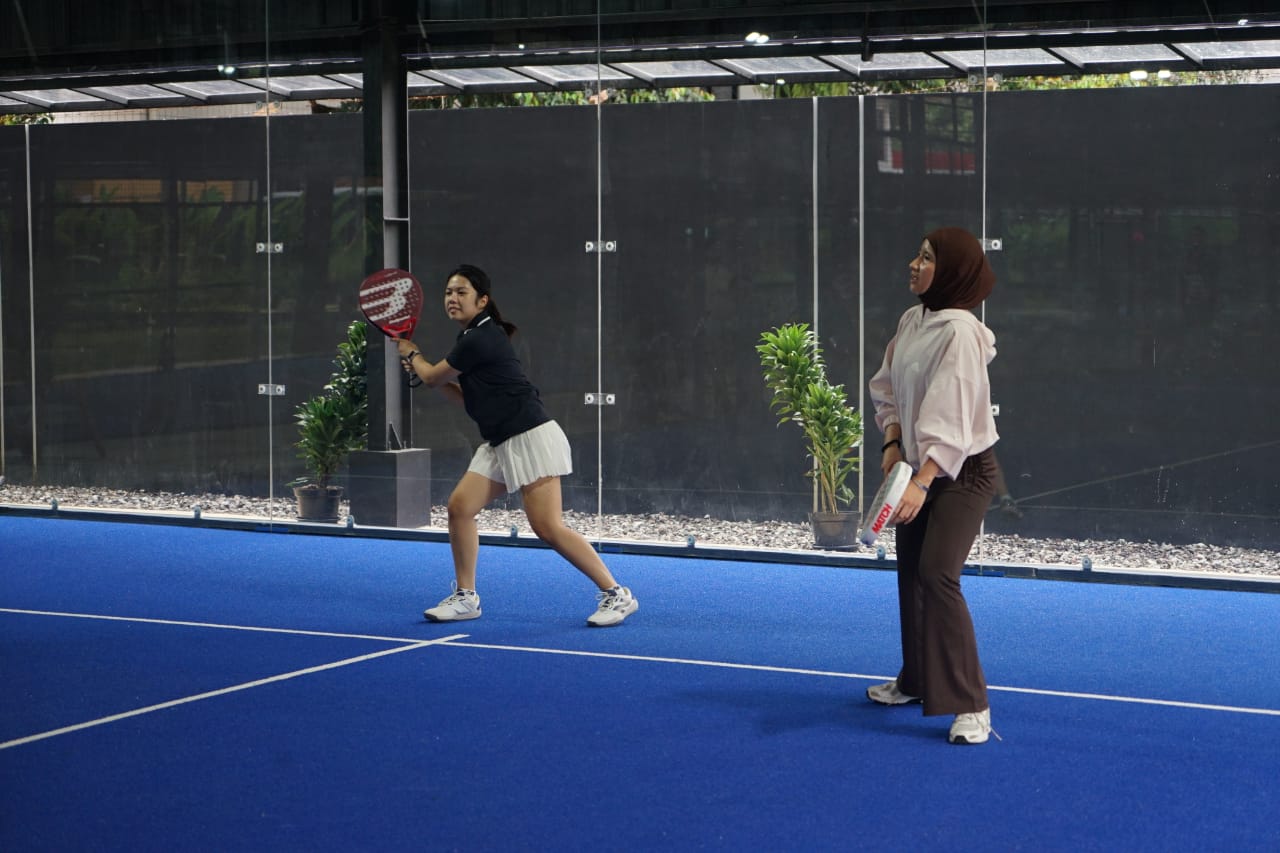 Warga sedang bermain Padel di Dream Padel di Jalan Pajajaran Kota Bogor Minggu, 17 Januari 2026.