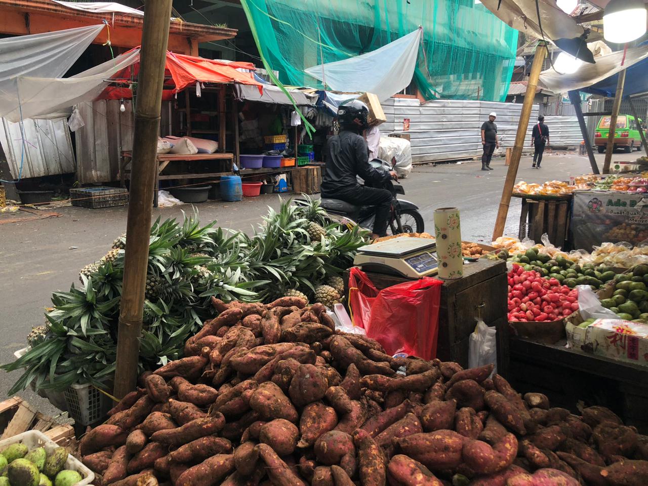 PKL yang masih berjualan di kawasan Pasar Bogor, Kota Bogor, Senin 9 Februari 2026.