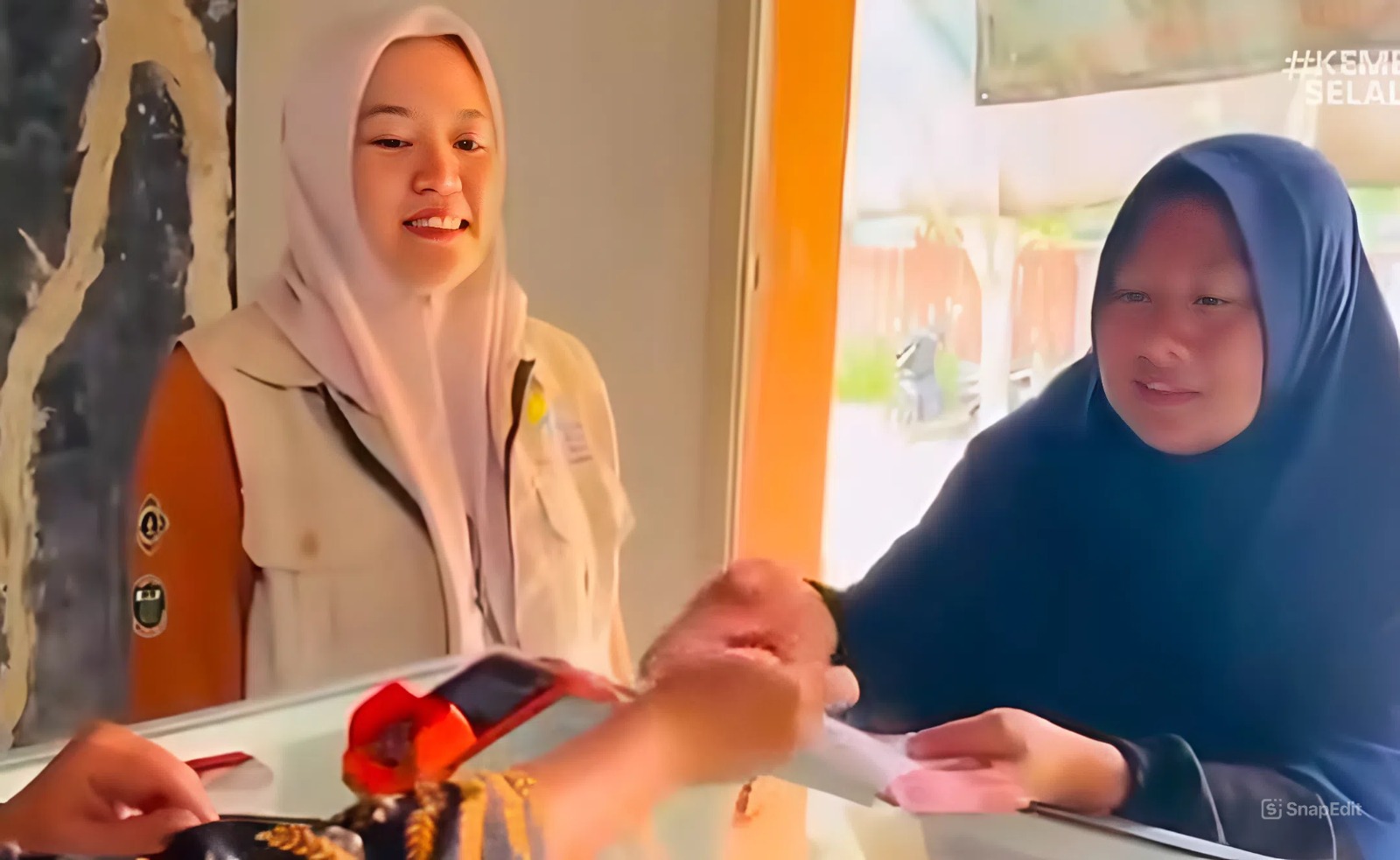 Ilustrasi KPM mencairkan bansos PKH.