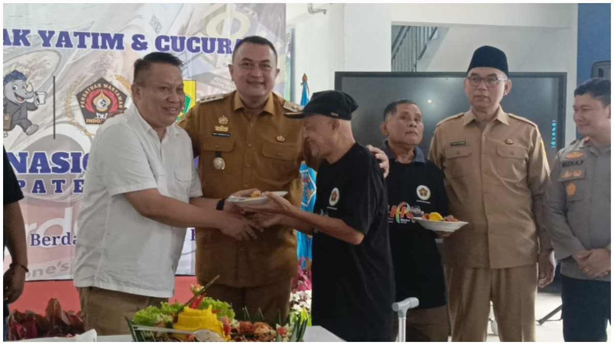 Bupati Bogor Rudy Susmanto saat menghadiri kegiatan santunan anak yatim dalam rangka memperingati Hari Pers Nasional (HPN) 2026 di Gedung Graha Wartawan, Senin 9 Februari 2026.