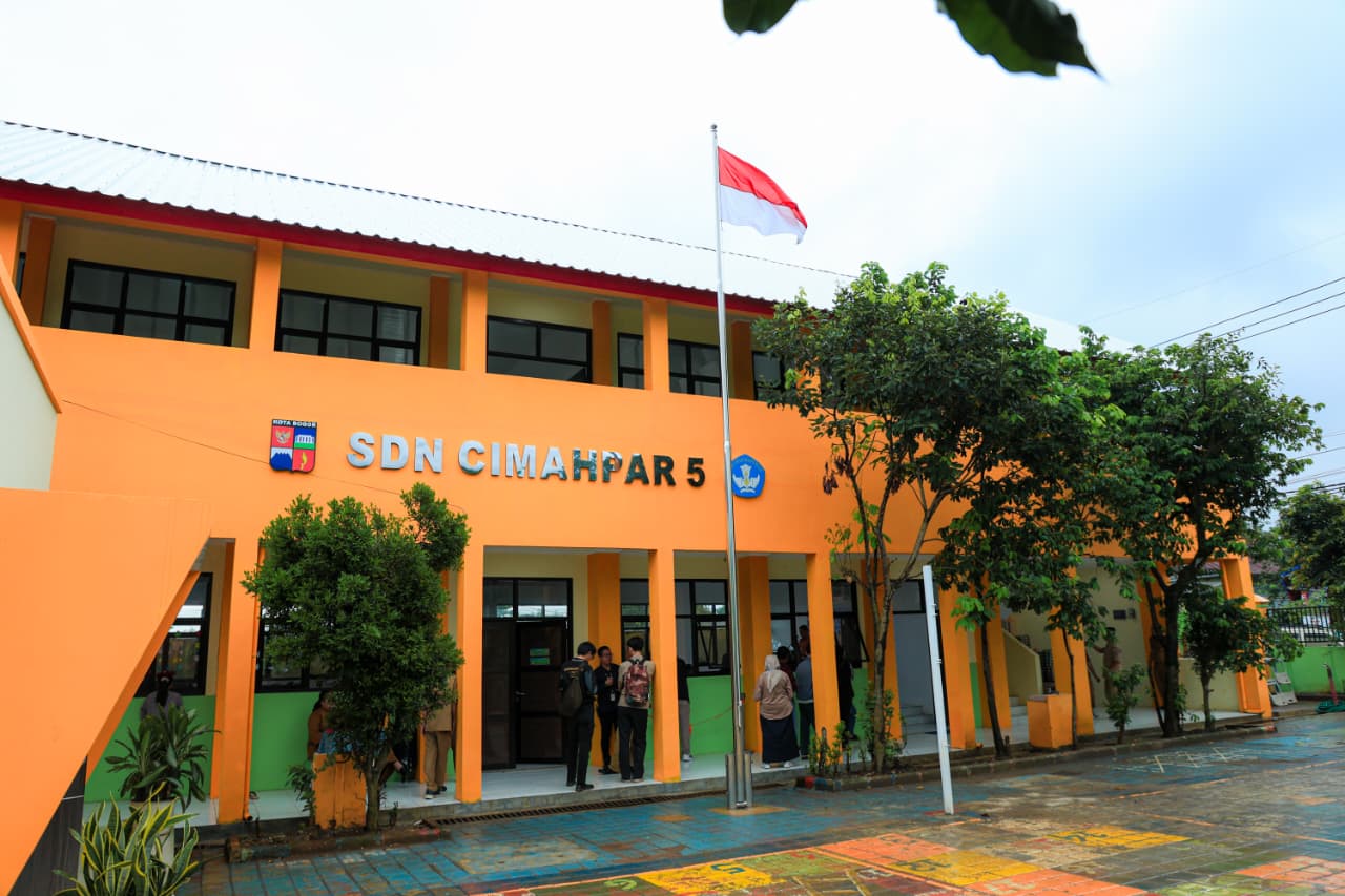 Wakil Wali Kota Bogor, Jenal Mutaqin meninjau hasil revitalisasi SDN Cimahpar 5, Kecamatan Bogor Utara.