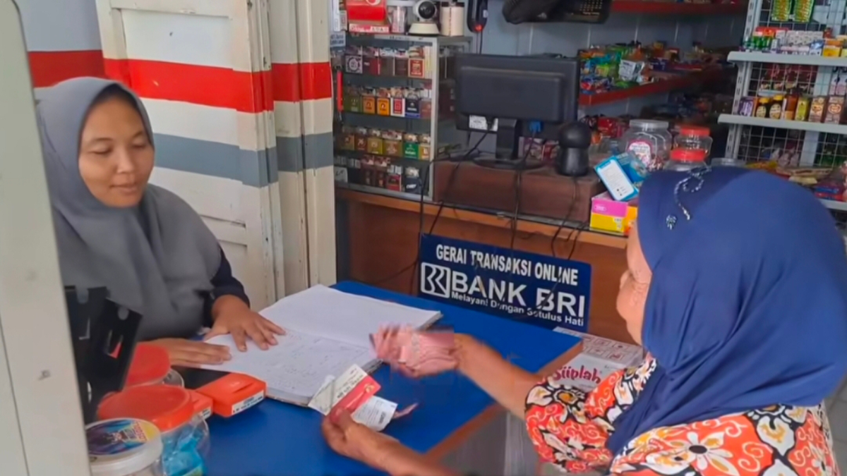 Ilustrasi pencairan bantuan sosial atau bansos.