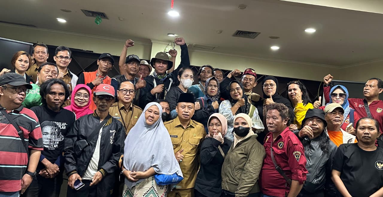 Walikota Depok, Supian Suri saat menerima audiensi warga yang tergabung dalam Aliansi Rakyat Bantu Rakyat di Gedung Perpustakaan Kota Depok, Senin 9 Februari 2026.