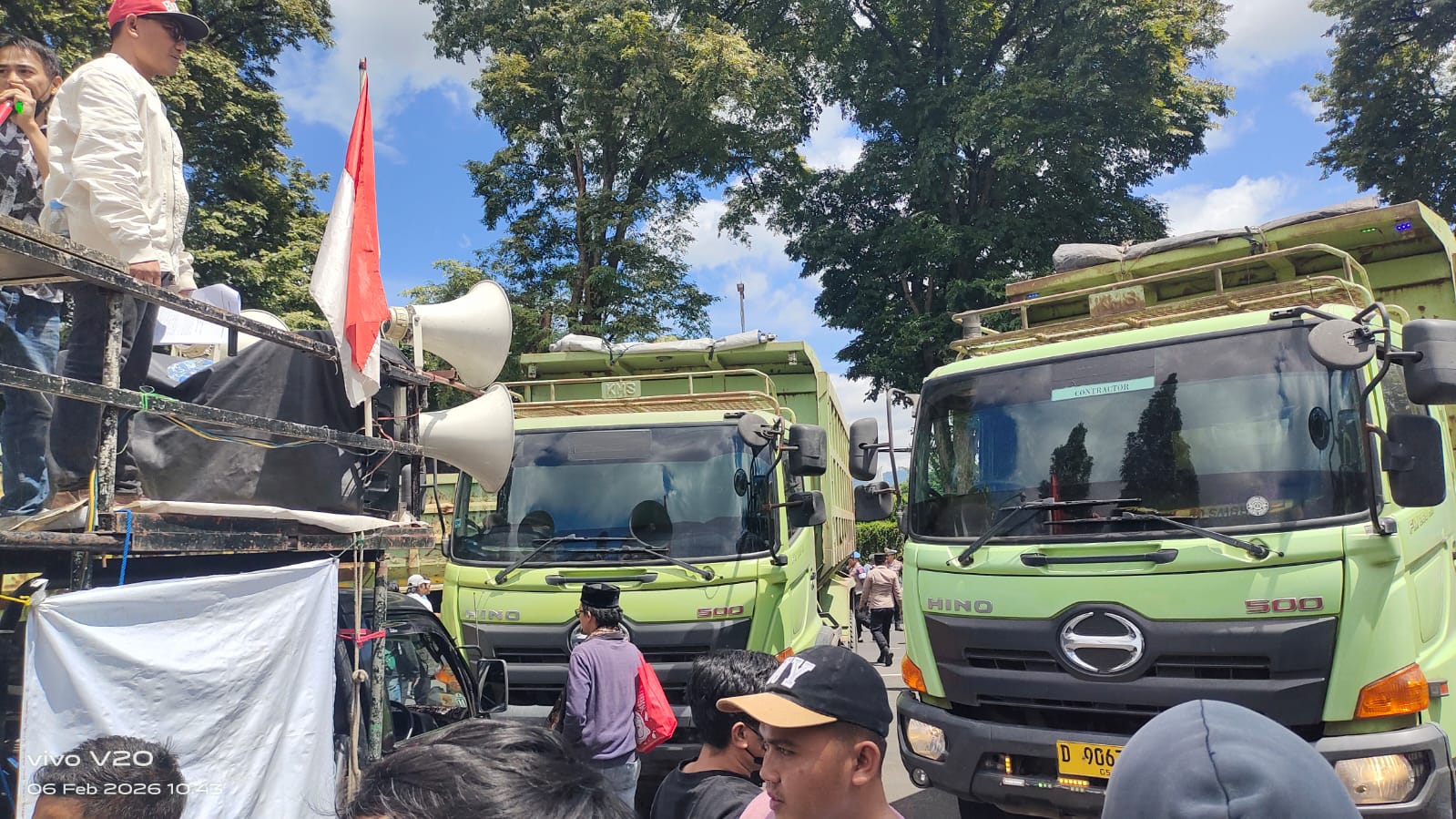 Warga perwakilan dari Kecamatan Cigudeg, Rumpin, Parungpanjang, Kabupaten Bogor, saat menggelar aksi di Gedung Sate, Bandung dan mendesak dibukanya kembali perusahaan tambang.