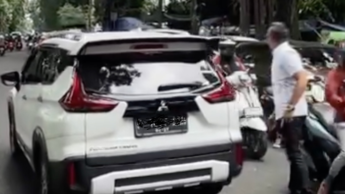 Wakil Wali Kota Bogor Jenal Mutaqin saat menegur warga.