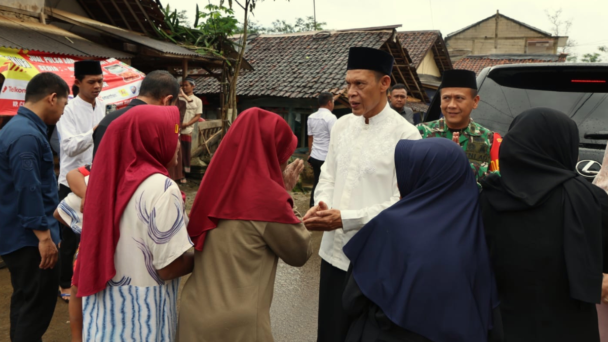Wabup Bogor, Ade Ruhandi atau Jaro Ade disambut warga Desa Cileuksa, Kecamatan Sukajaya.