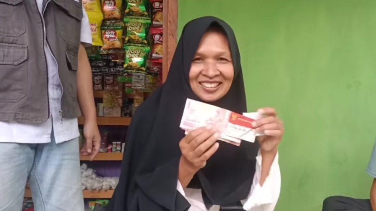 Ilustrasi KPM bansos mencairkan saldo bantuan.