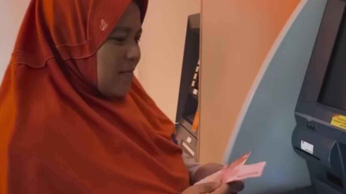 Ilustrasi pencairan bansos melalui mesin ATM.