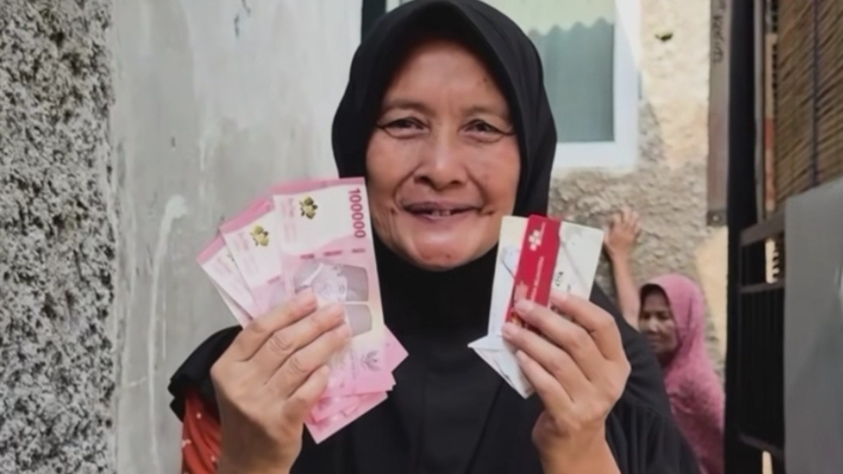 Ilustrasi KPM bansos BPNT mencairkan dana bantuan.
