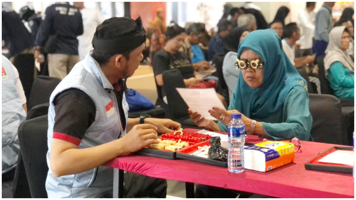 Panitia saat mengecek kesehatan mata peserta Gerakan Bogor Melihat.