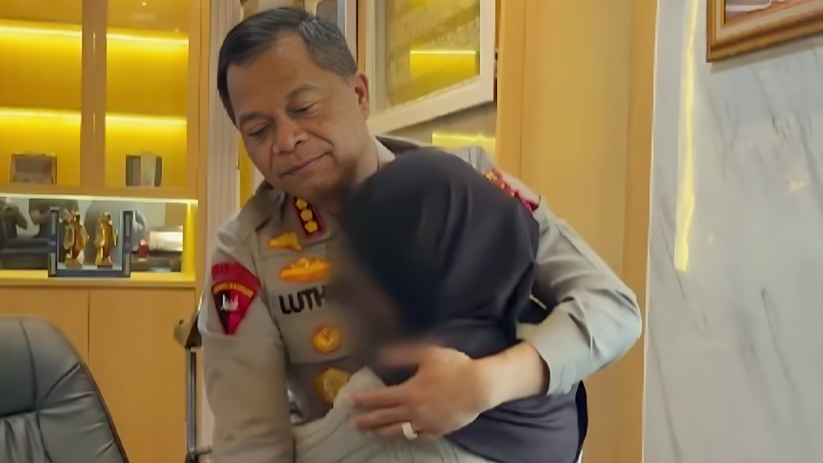 Kapolrestabes Surabaya, Kombes Pol Luthfie Sulistiawan bersama mahasiswi yang dibantunya.