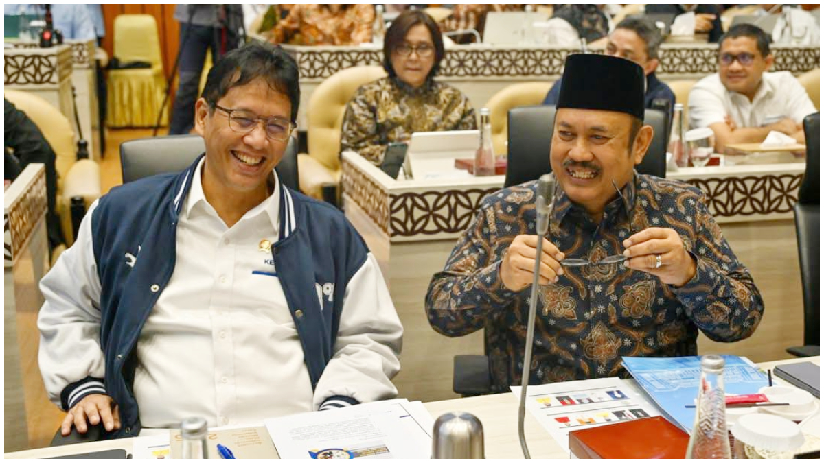 Menkeu Purbaya Yudhi Sadewa bersama jajaran menteri dan pimpinan lembaga saat menghadiri rapat konsultasi di DPR RI terkait perbaikan data PBI.