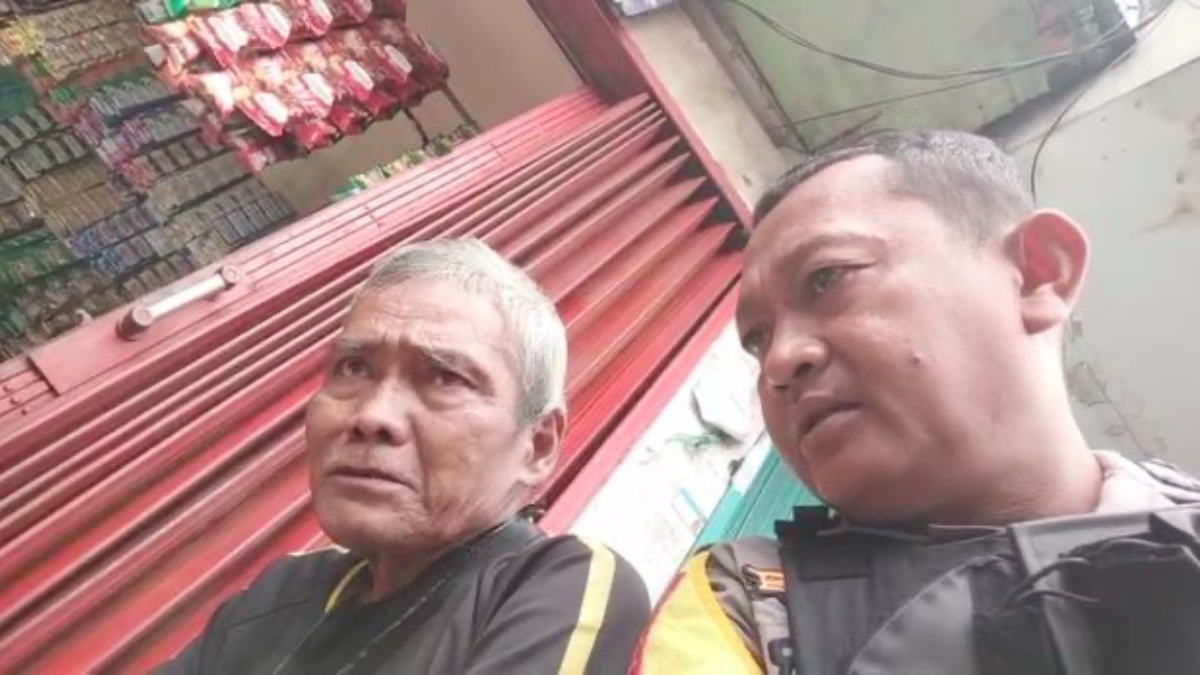 Candra, pensiunan guru yang viral diduga juru parkir liar.