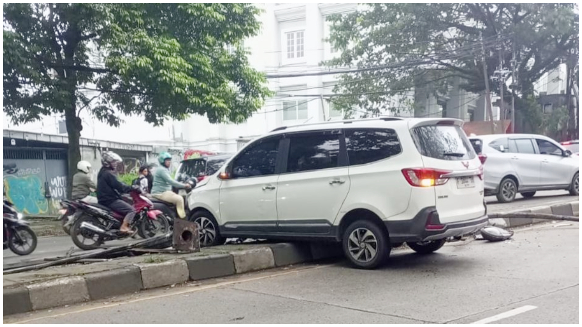 Kondisi mobil Wuling yang menabrak tiang Penerangan Jalan Umum (PJU) di Jalan Abdullah Bin Nuh Yasmin.