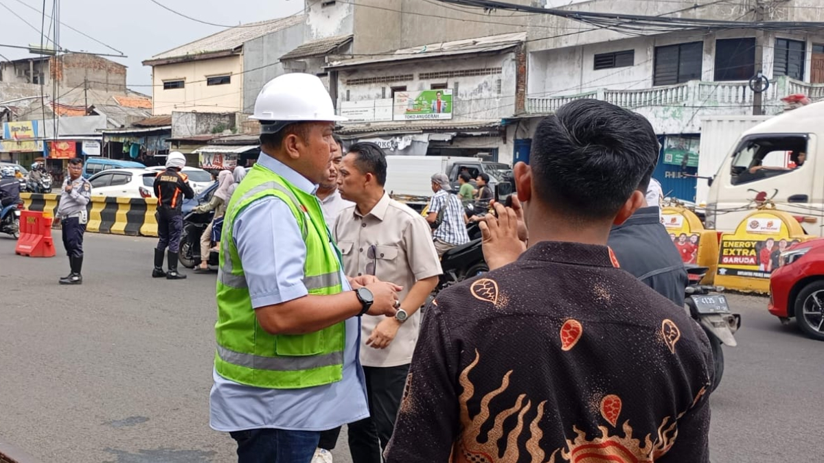 Bupati Bogor Rudy Susmanto saat meninjau langsung penataan kabel optik di wilayah Cibinong beberapa waktu lalu.
