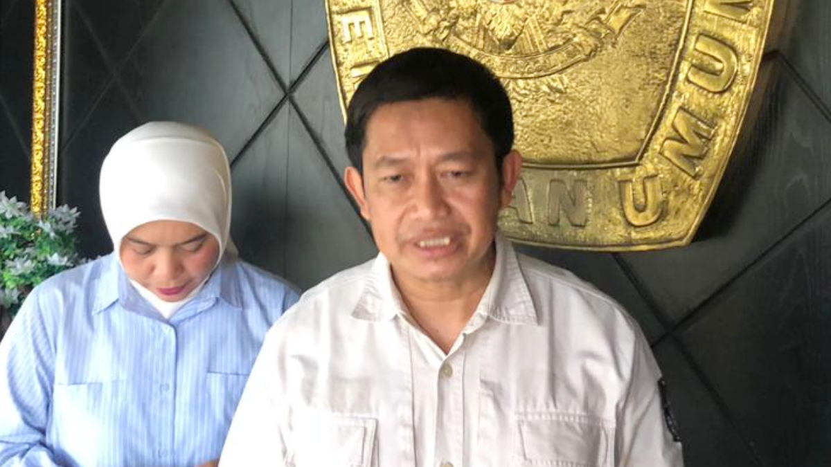 Plt Ketua KPU Kota Bogor Dede Juhendi saat memberikan keterangan kepada wartawan.