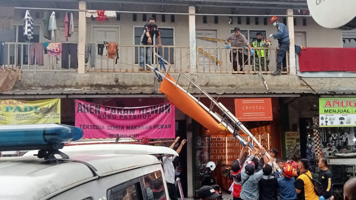 Petugas Damkar Kabupaten Bogor dan pihak kepolisian Polsek Sukaraja serta Polres Bogor mengevakuasi jasad pria yang meninggal di Cilebut.