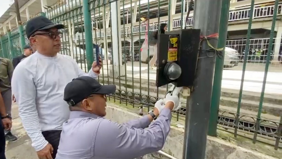 Wakil Wali Kota Bogor Jenal Mutaqin saat menbemukan instalasi listrik di Jalan Mayor Oking.