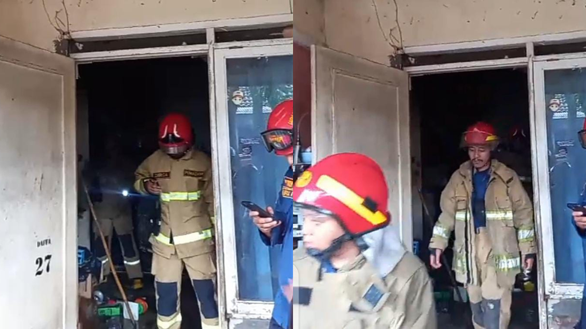Petugas Damkar memadamkan api di rumah warga yang kebakaran di Jonggol, Kabupaten Bogor.