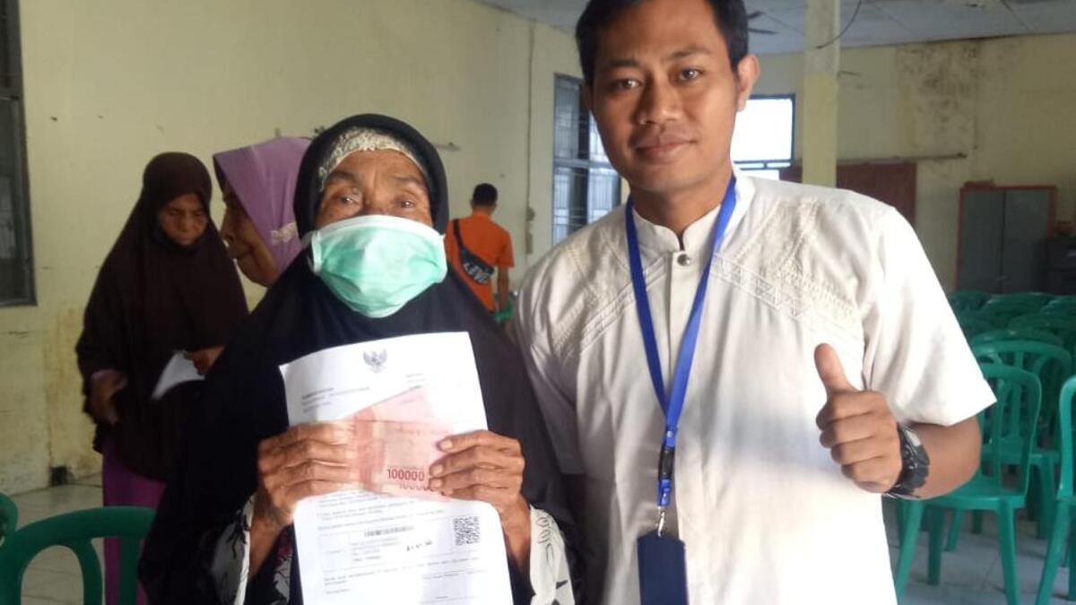 Ilustrasi KPM mencairkan dana bansos.