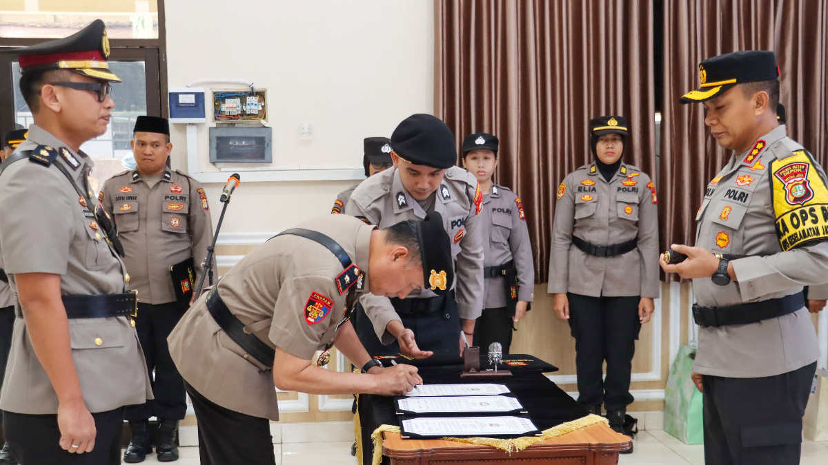 Kapolres Metro Depok Kombes Abdul Waras memimpin upacara sertijab Kasat Intelkam dan Kasat Samapta.