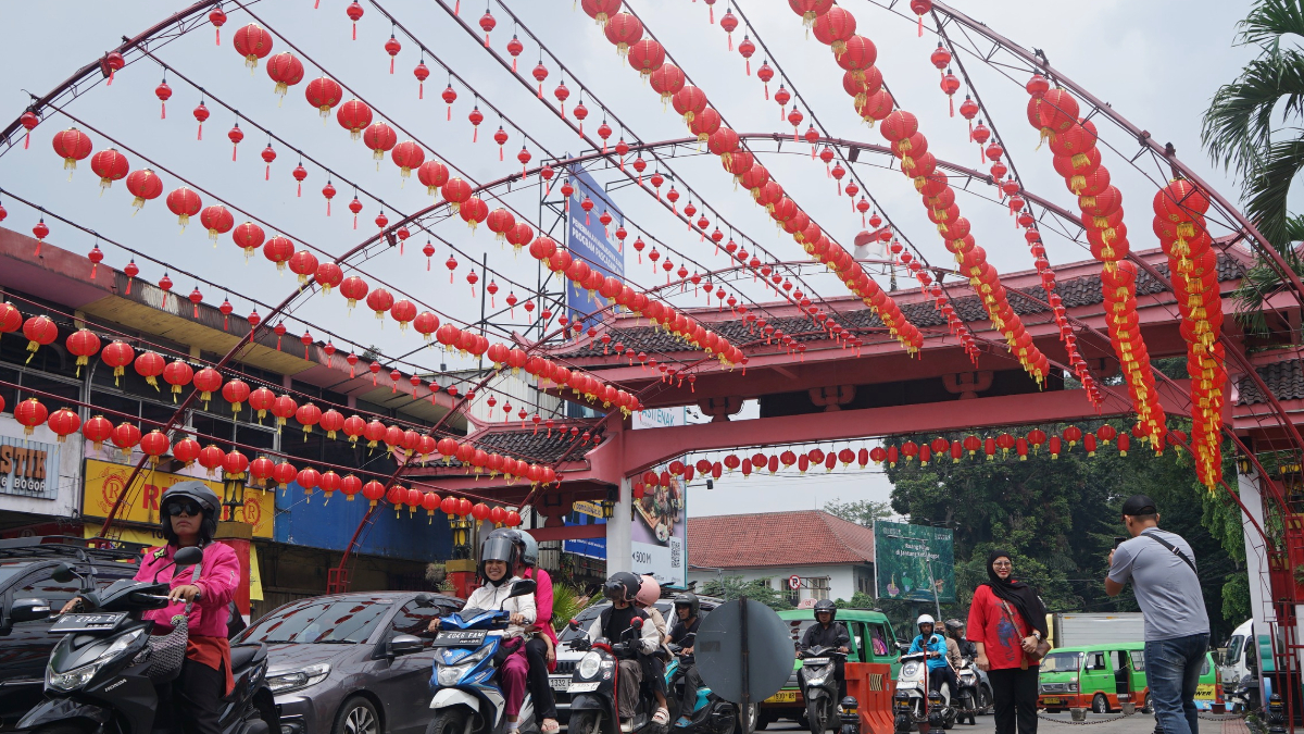 Warga berswafoto di bawah lampion di kawasan Jalan Suryakencana Kota Bogor, Rabu, 10 Februari 2026 untuk menyambut perayaan Imlek.