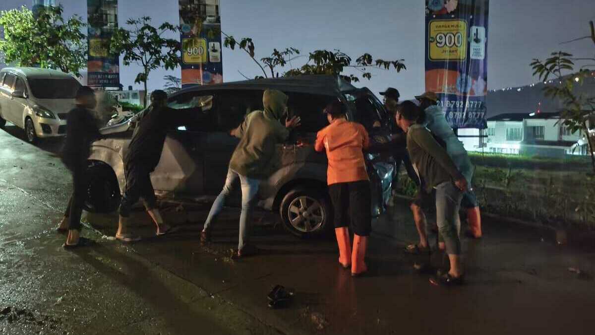 Proses evakuasi mobil yang terbawa hanyut banjir di Babakan Madang, Kabupaten Bogor, Rabu, 11 Februari 2026.