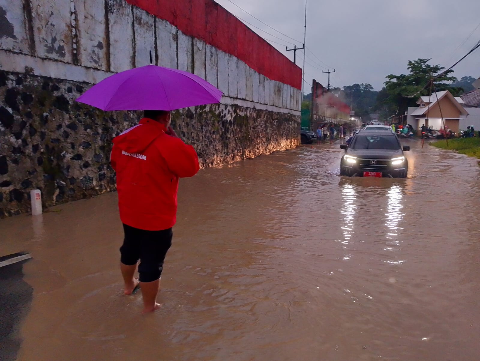 Jalur menuju kediaman Presiden Prabowo Subianto terendam banjir, Kecamatan Babakan Madang, Kabupaten Bogor, Rabu 11 Februari 2026.