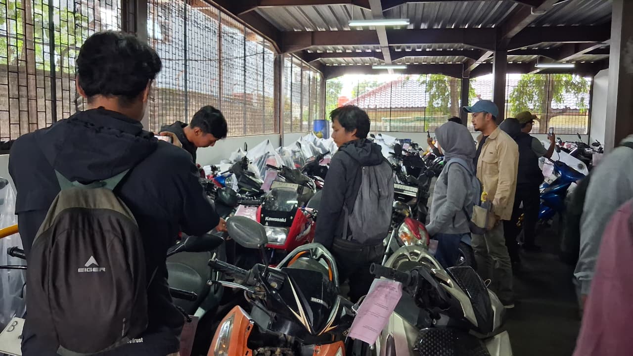 Sejumlah kendaraan yang dilelang secara terbuka di Cibinong, Halaman Kantor Kejari Kabupaten Bogor, Rabu 11 Februari 2026.