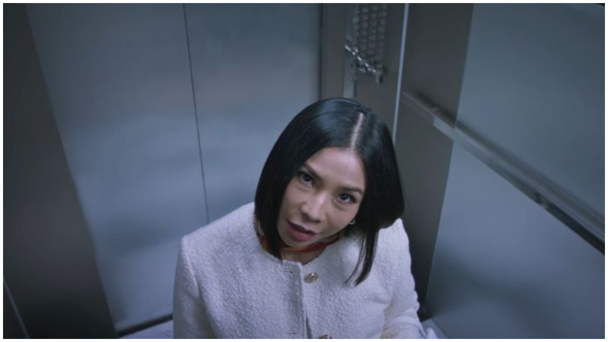 Cuplikan adegan film horor Lift yang menampilkan teror di dalam lift kantor.