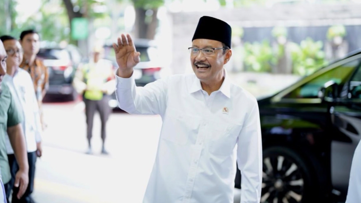 Menteri Sosial Saifullah Yusuf saat akan menghadiri konferensi pers stimulus ekonomi HBKN Idul Fitri 2026, Selasa, 10 Februari 2026.