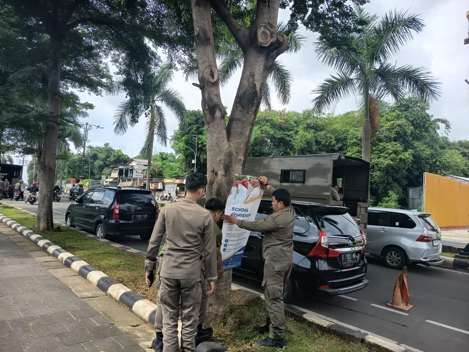 Petugas Satpol PP Kabupaten Bogor saat menertibkan alat baliho dan praga partai di Jalan Tegar Beriman, Cibinong.