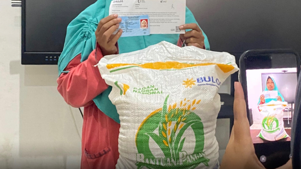 Ilustrasi. KPM bansos PKH BPNT menerima bantuan beras.
