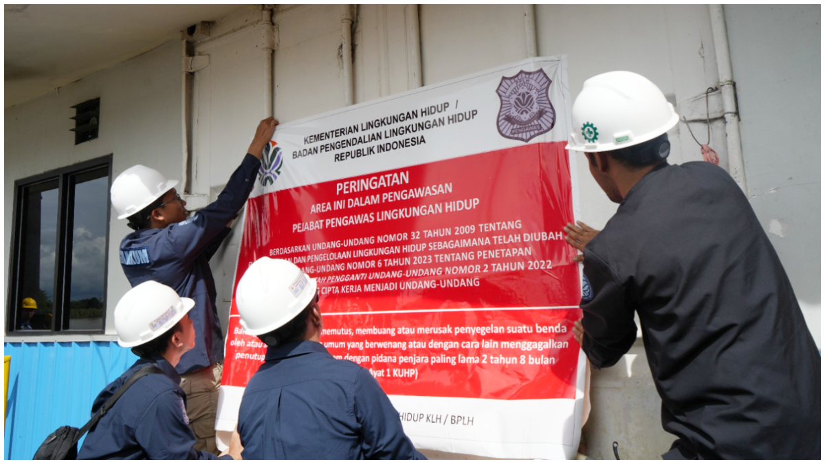 KLH saat menyegel perusahaan di Kalimantan Timur yang diduga mencemari lingkungan.
