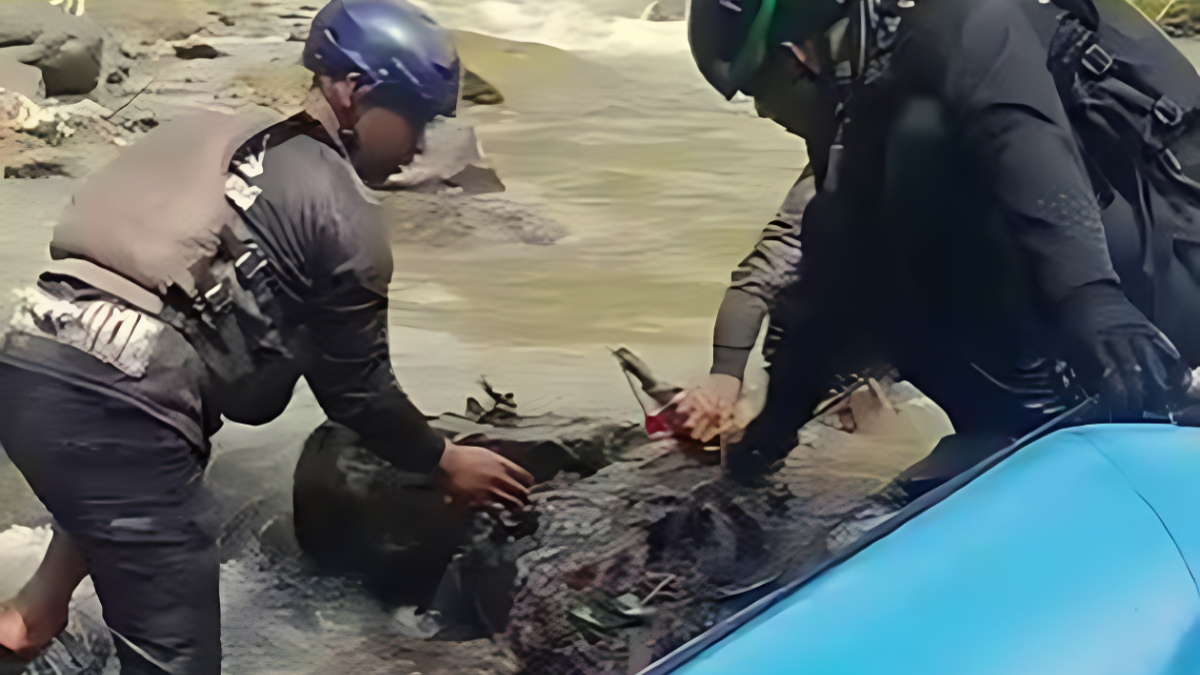 Crew Grand Titik Kumpul melakukan pembersihan Sungai Cisadane, Kabupaten Bogor.