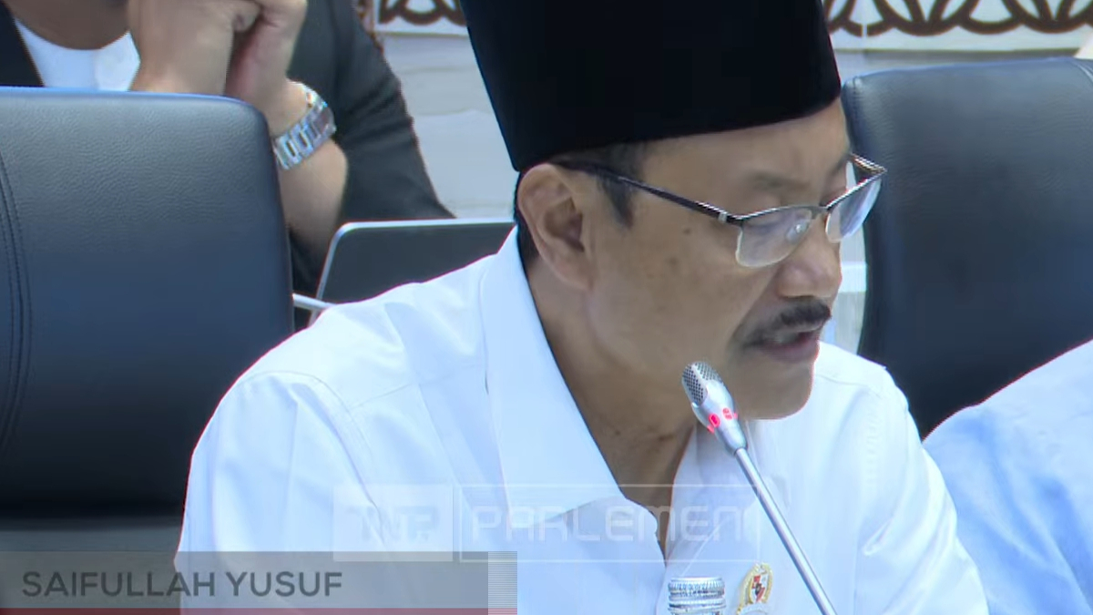 Menteri Sosial Saifullah Yusuf dalam Rapat dengan DPR membahas program bansos