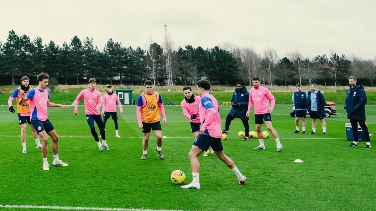 Para pemain Manchester City saat berlatih jelang bertanding.