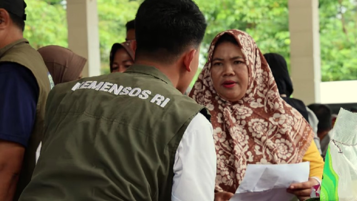 Petugas mengecek kelengkapan KPM Bansos.