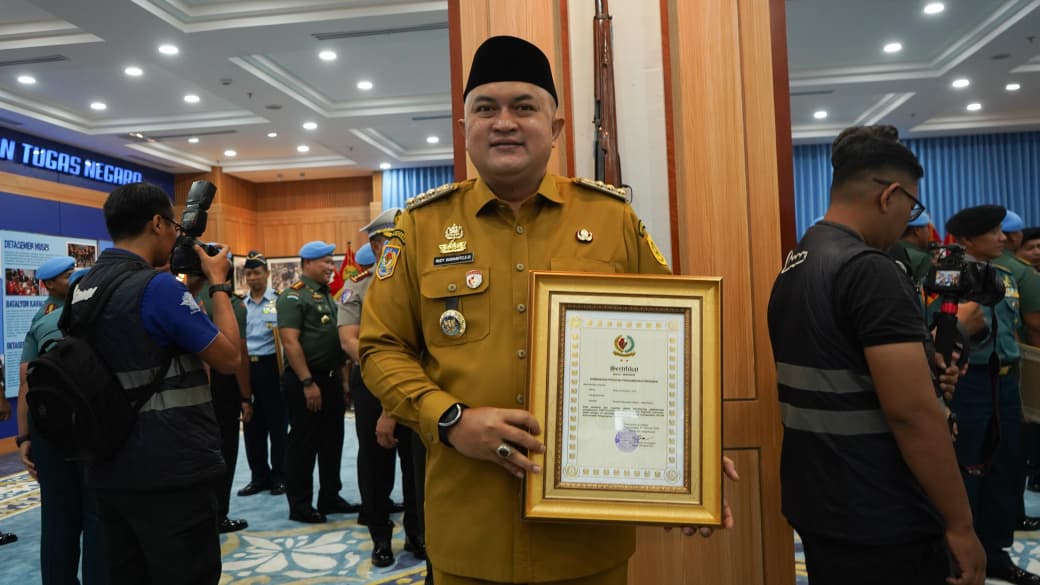Bupati Bogor, Rudy Susmanto saat menerima penghargaan di Jakarta.