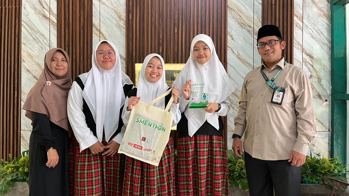 Peraih juara nasional dan best speaker pada NSDC SMENTION 2026 dari SMAIT BBS Bogor.