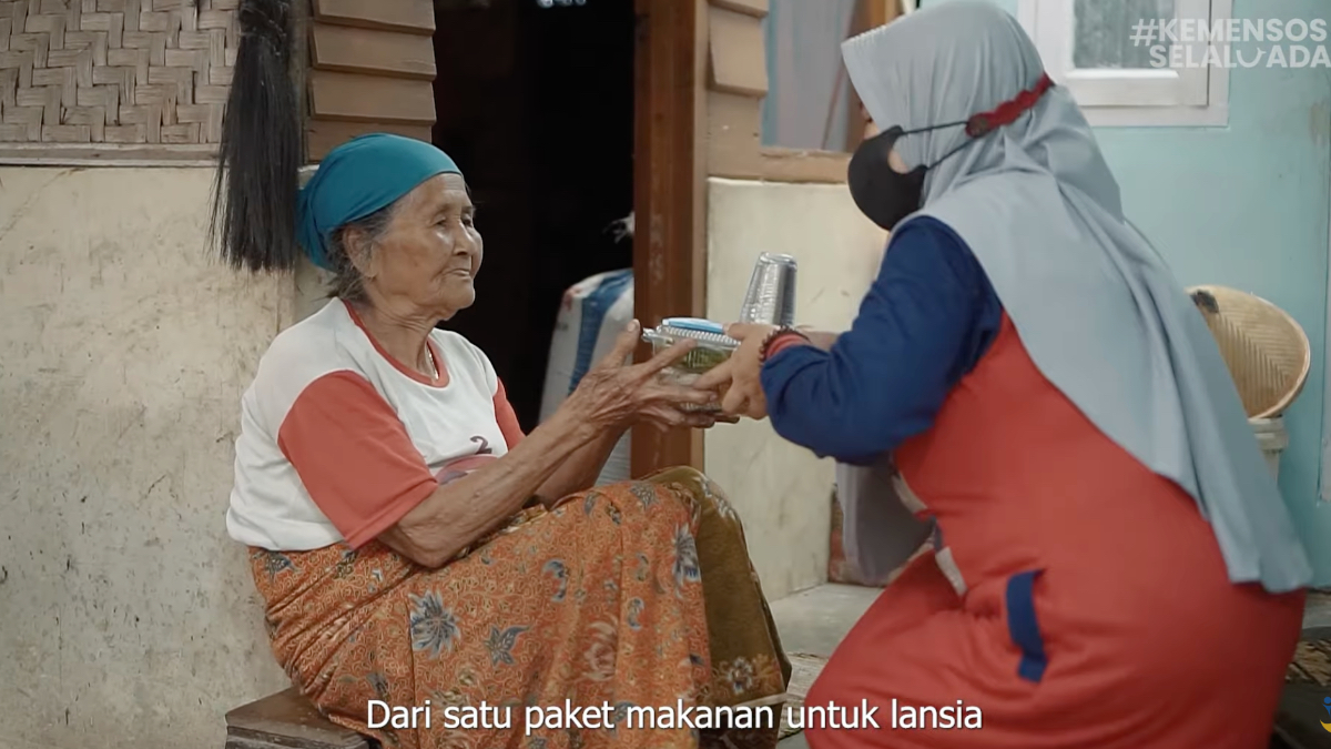 Ilustrasi. Bansos PKH dan juga makanan diberikan ke KPM lansia.