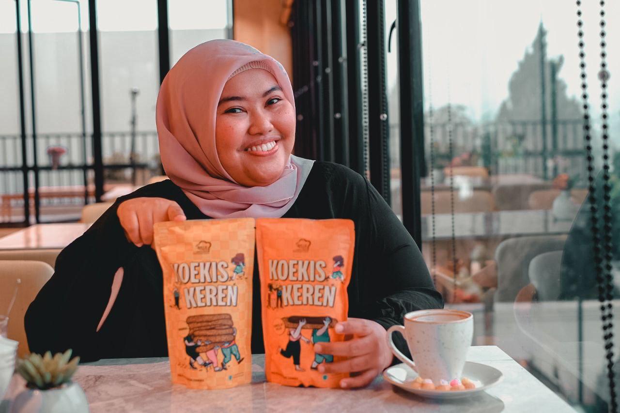 Natali membuktikan bahwa keterbatasan bukanlah akhir dari segalanya. Dengan ketekunan dan keberanian berinovasi, ia merintis Rolly Bakery & Cookies.