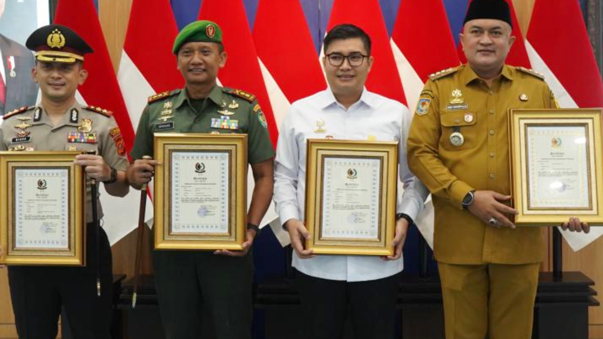 Bupati Bogor Rudy Susmanto bersama Ketua DPRD Kabupaten Bogor Sastra Winara, Dandim 0621 Kabupaten Bogor Letkol Inf Henggar Tri Wahono dan Kapolres Bogor&nbsp;AKBP&nbsp;Wikha Ardilestanto menerima penghargaan.