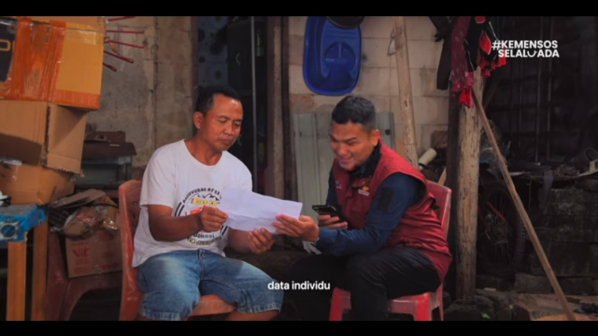 Ilustrasi petugas menyalurkan bansos kepada KPM.