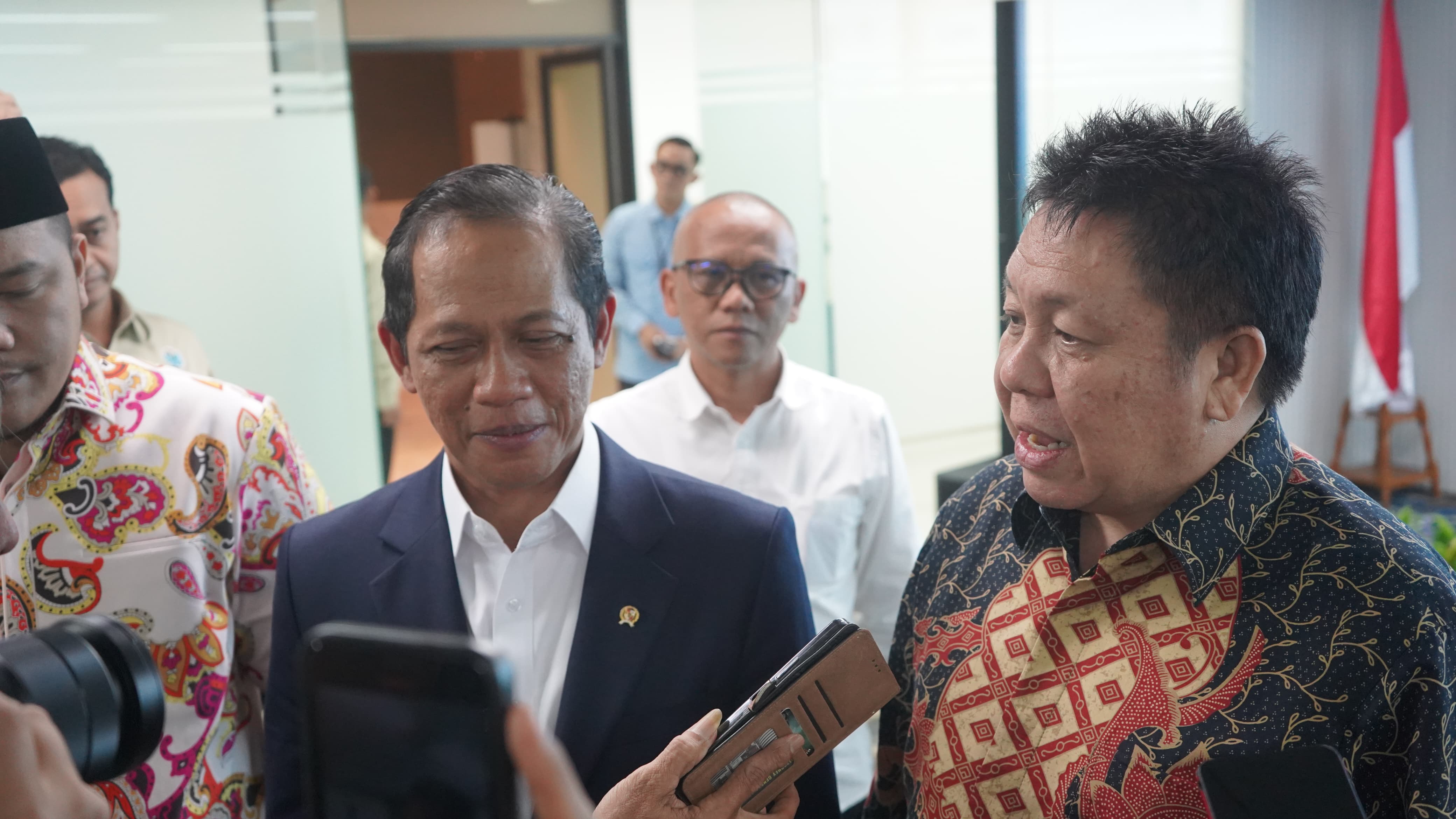 Menteri Lingkungan Hidup Hanif Faisol Bersama Ketua Umum ADKESI, Dance Ishak Palit