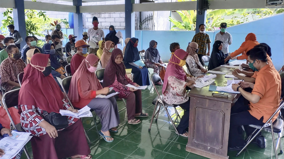 Ilustrasi penyaluran bansos kepada masyarakat penerima bantuan sosial.