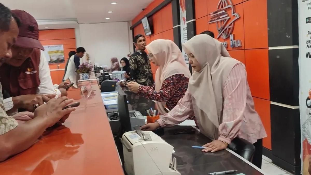 Ilustasri penyaluran bansos kepada masyarakat penerima bantuan.